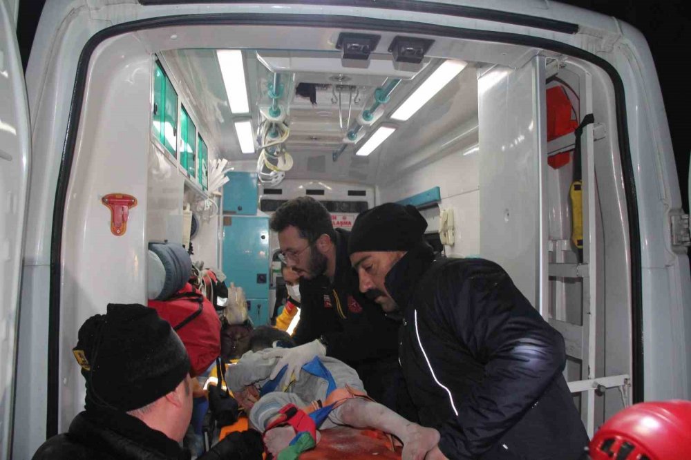 26 saat sonra gelen mutluluk: 2 küçük çocuk enkazdan sağ olarak kurtarıldı