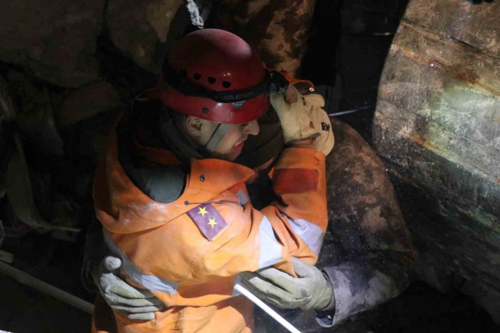 Depremin 24. saatinde enkazdan kurtulan "Deniz" umut oldu