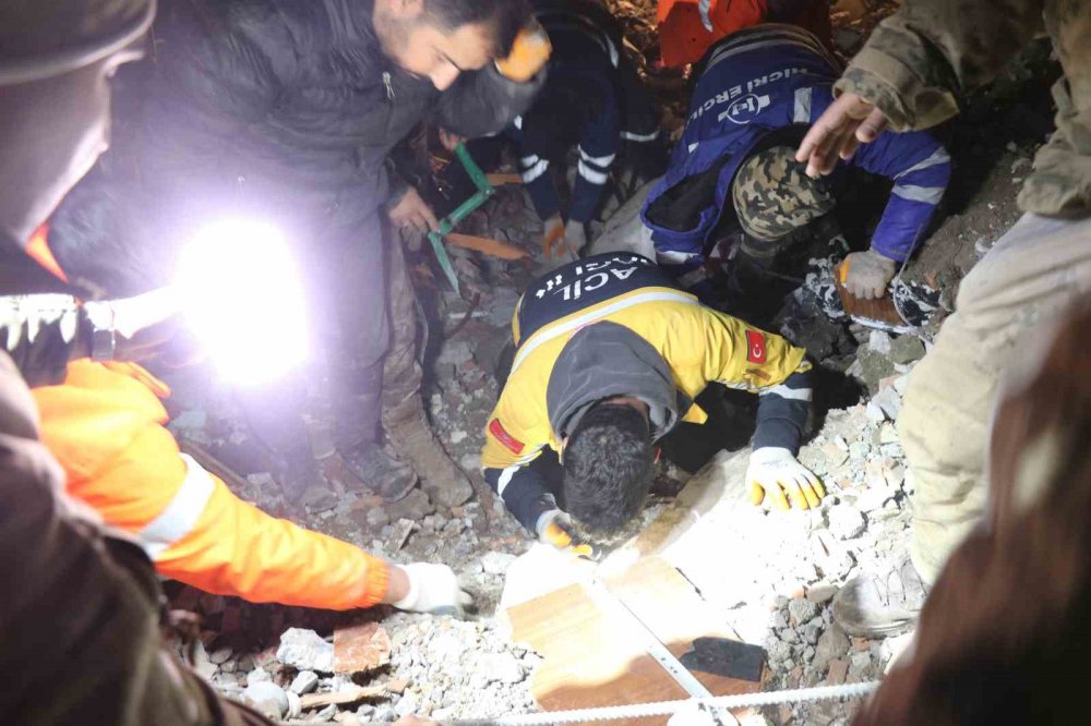 Depremin 24. saatinde enkazdan kurtulan "Deniz" umut oldu