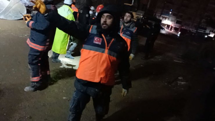 Enkaz çalışmasında doğalgaz sızıntısı