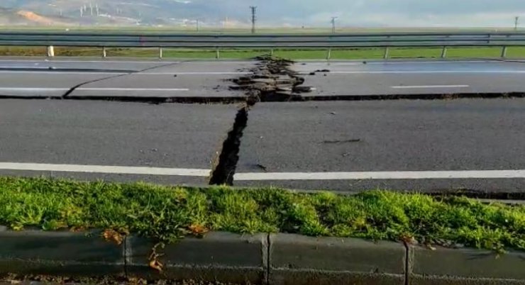 Hatay Havalimanı yolunda derin çatlaklar oluştu