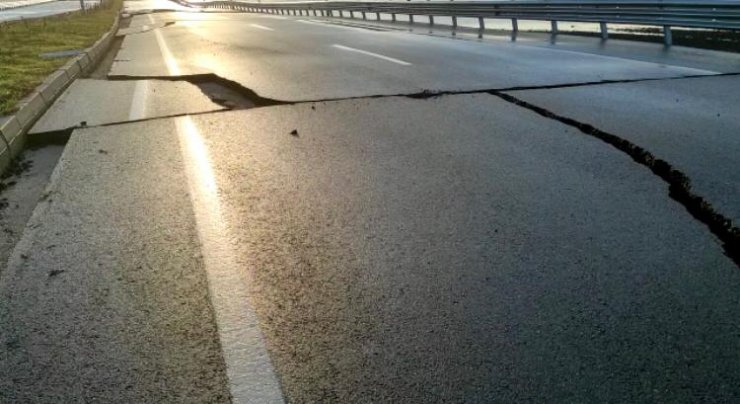 Hatay Havalimanı yolunda derin çatlaklar oluştu