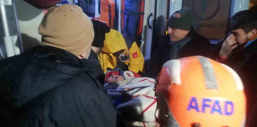 Kahramanmaraş'ta enkazdan 20 saat sonra bir vatandaş çıkartıldı