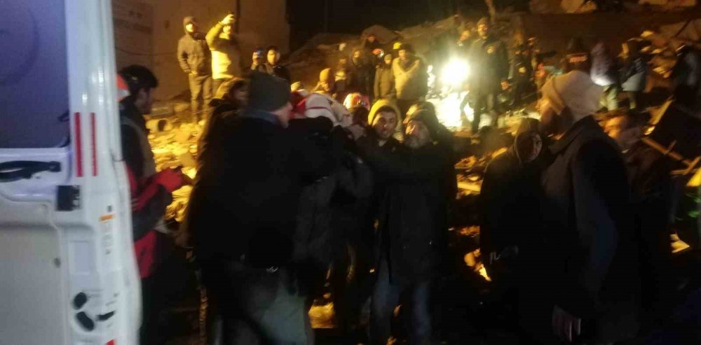 Kahramanmaraş'ta enkazdan 20 saat sonra bir vatandaş çıkartıldı