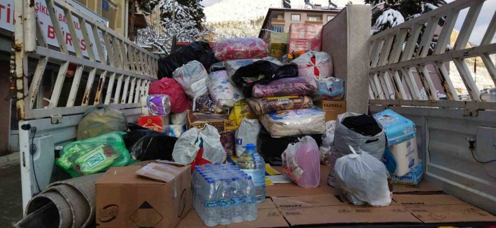 Karaman'ın Ermenek ilçesinden deprem bölgesine 1 tır dolusu yardım