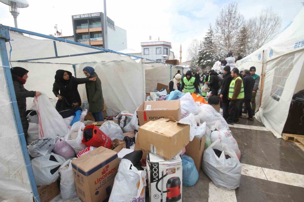 Konya Beyşehir’den Hatay’a 6 tır dolusu yardım malzemesi