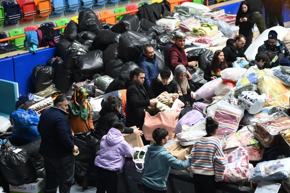 Konya'dan deprem bölgesine 7 TIR yardım malzemesi