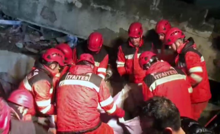 Konya'dan giden kurtarma ekipleri enkazdan 19 kişiyi sağ olarak kurtardı