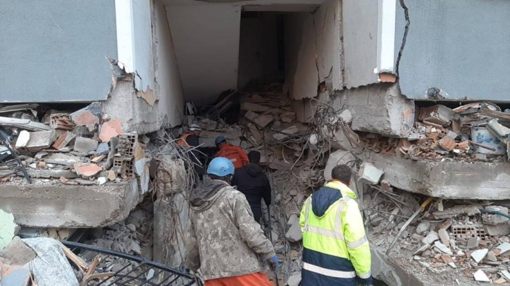 MSB: Enkazdan bir anne ile çocuklarını kurtardık