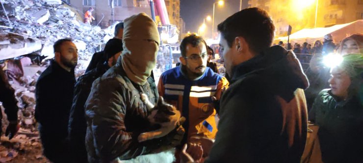 Adana'da 12 katlı binanın enkazından 4 kişinin cansız bedeni çıkarıldı