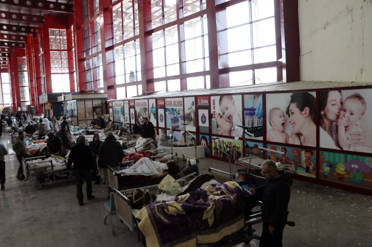 Depremzedeler koridorda tedavi ediliyor