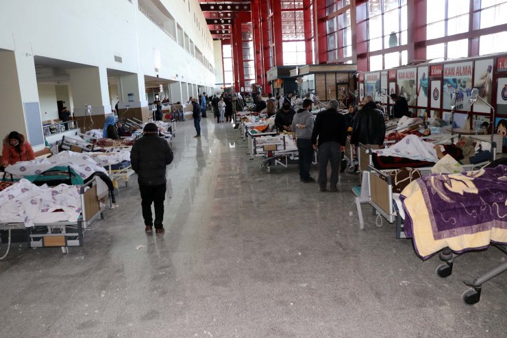 Depremzedeler koridorda tedavi ediliyor