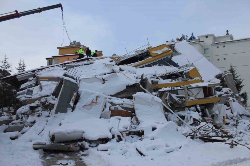 Enkazdan ses duydular, birbirlerine sarıldılar