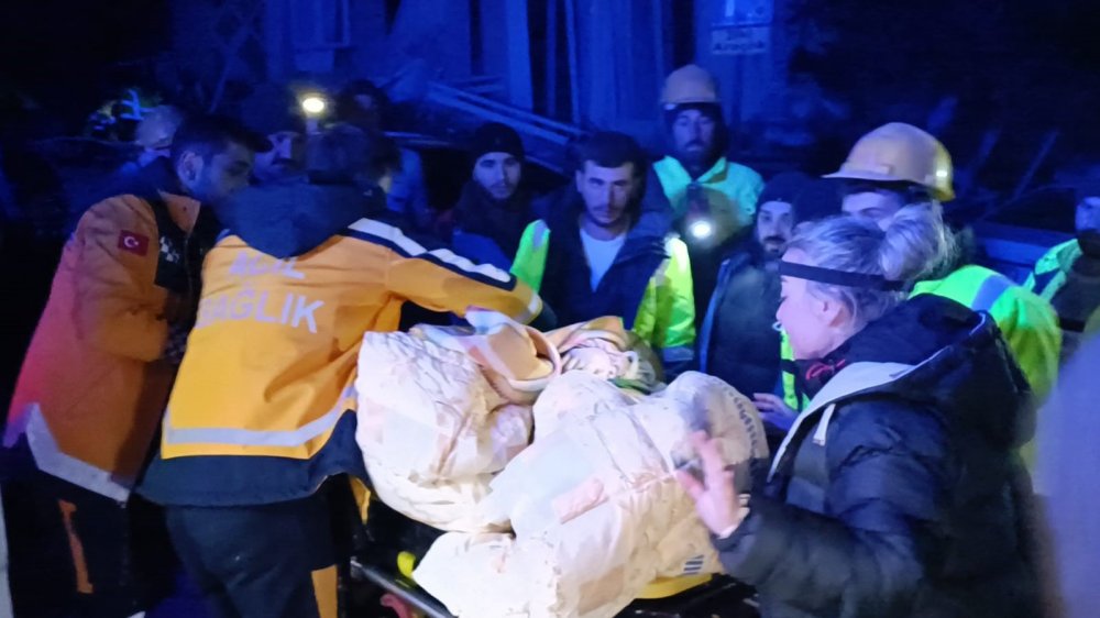 Hatay Antakya’da bir kadın sağ kurtarıldı