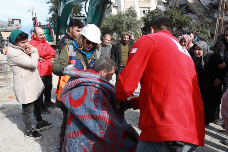 Kızılay deprem bölgesinde yardım çalışmalarını sürdürüyor