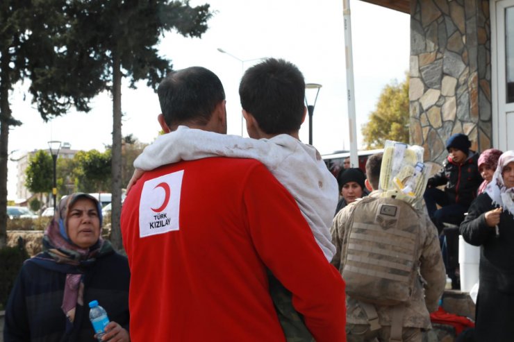 Kızılay deprem bölgesinde yardım çalışmalarını sürdürüyor