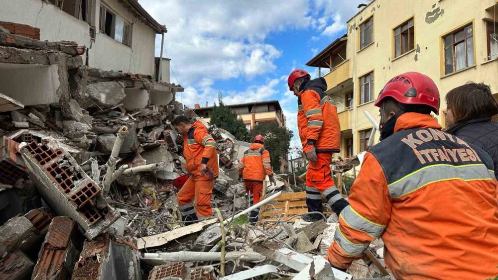 Konya ekipleri enkazdan 61 vatandaşı canlı çıkardı