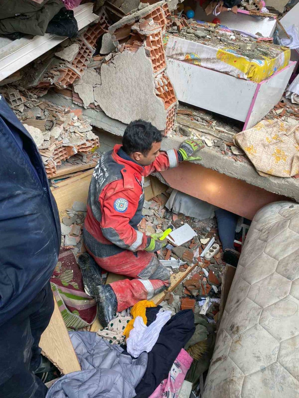 Masal bebek enkaz altından 44 saat sonra sağ çıkarıldı