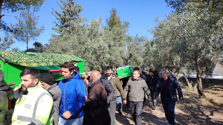 Üniversiteli Merve, depremde hayatını kaybeden anne-baba ve kardeşlerini toprağa verdi