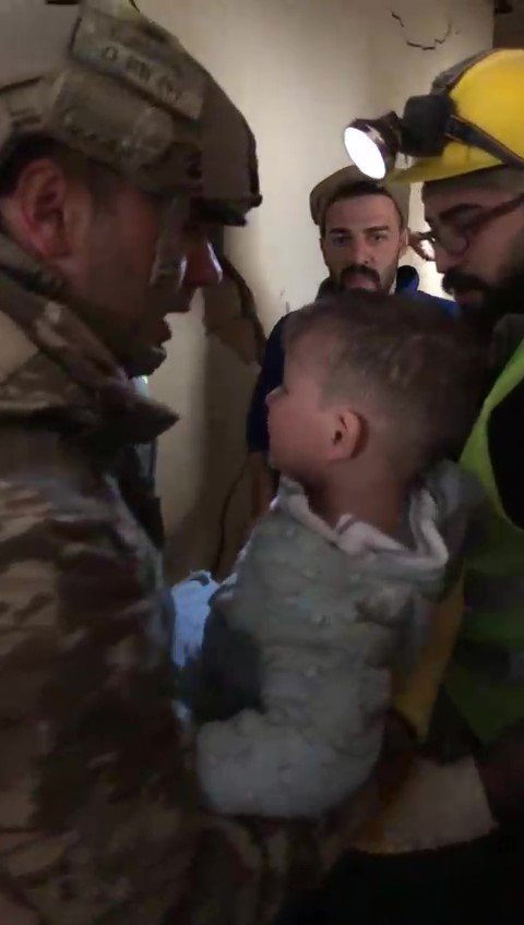 5 kişilik aile, 88 saat sonra enkazdan sağ kurtarıldı