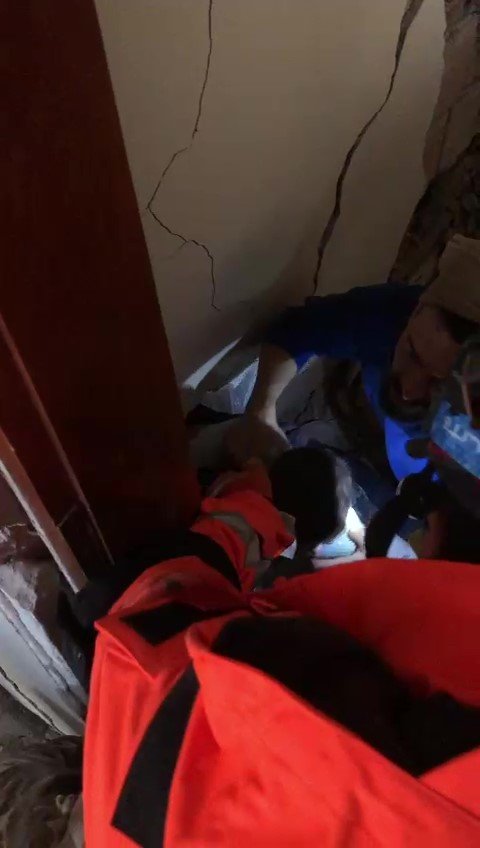 5 kişilik aile, 88 saat sonra enkazdan sağ kurtarıldı