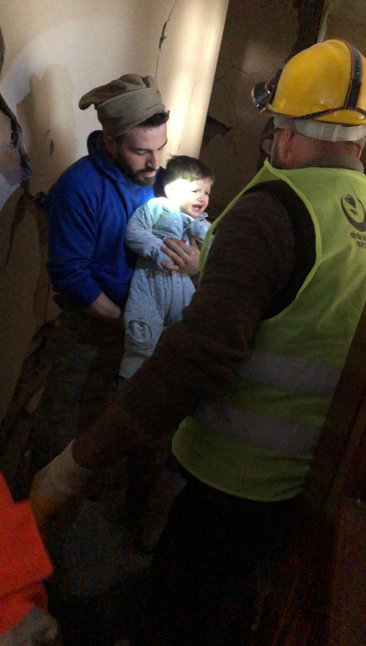 5 kişilik aile, 88 saat sonra enkazdan sağ kurtarıldı