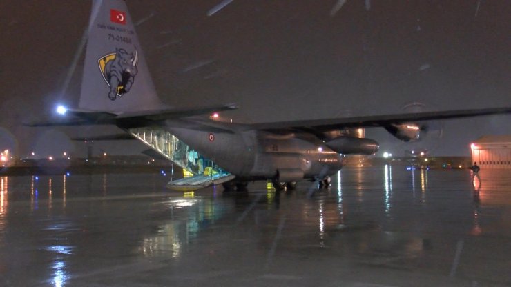 Adana ve Kahramanmaraş'tan 83 depremzede uçakla İstanbul'a getirildi