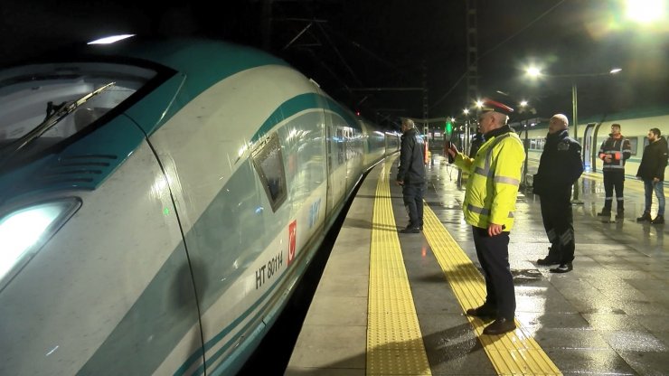 AFAD gönüllüleri YHT ile deprem bölgesine yola çıktı