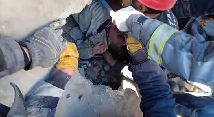 Anne ve 1 yaşındaki Rami de sağ çıkarıldı