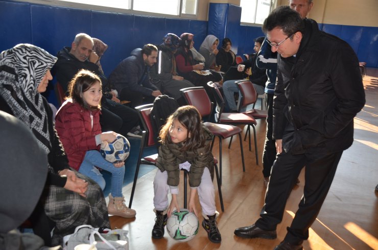 Antalya'ya getirilen depremzedeler, otellere yerleştiriliyor