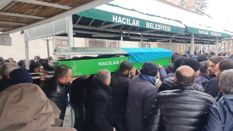 Depremde hayatını kaybedenler toprağa veriliyor