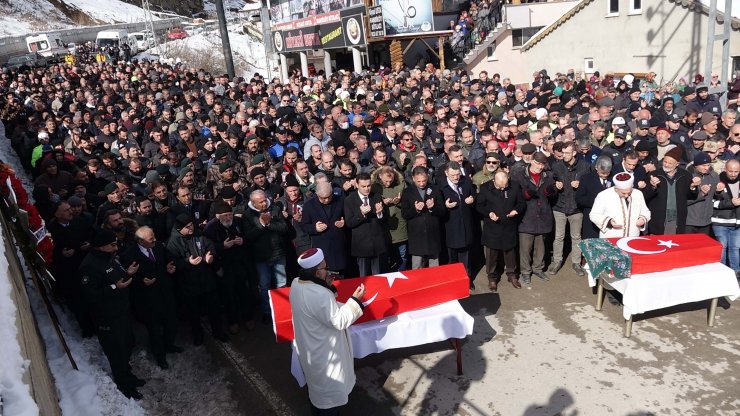 Depremde ölen polis memuru ve 2 yaşındaki kızı toprağa verildi