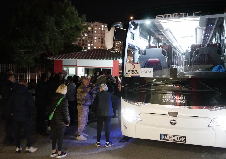 Depremzedeler Antalyaspor tesislerine geldi