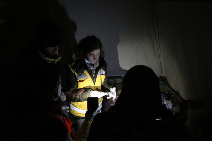 Depremzedeler, geceyi ateş başında ve çadırda geçirdi