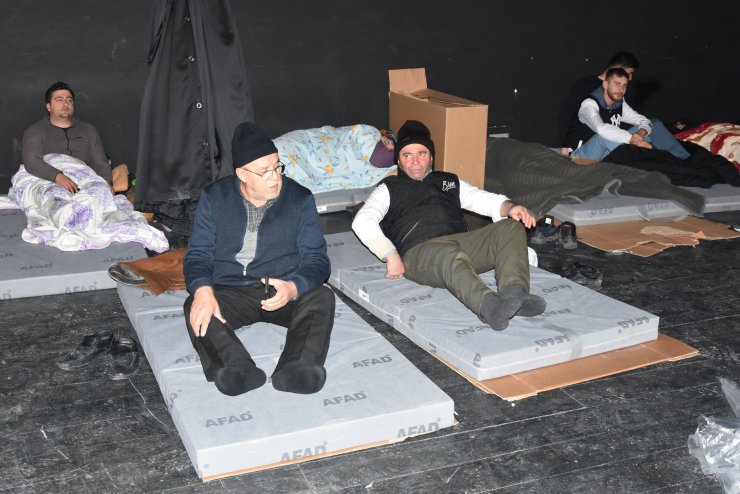 Malatya'da depremzedeler toplanma merkezi ve çadırlarda barınıyor; ateş yakıp ısınıyorlar