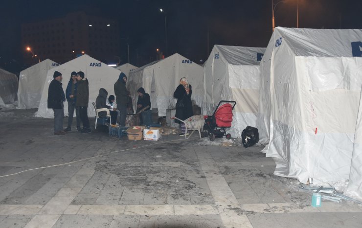 Malatya'da depremzedeler toplanma merkezi ve çadırlarda barınıyor; ateş yakıp ısınıyorlar