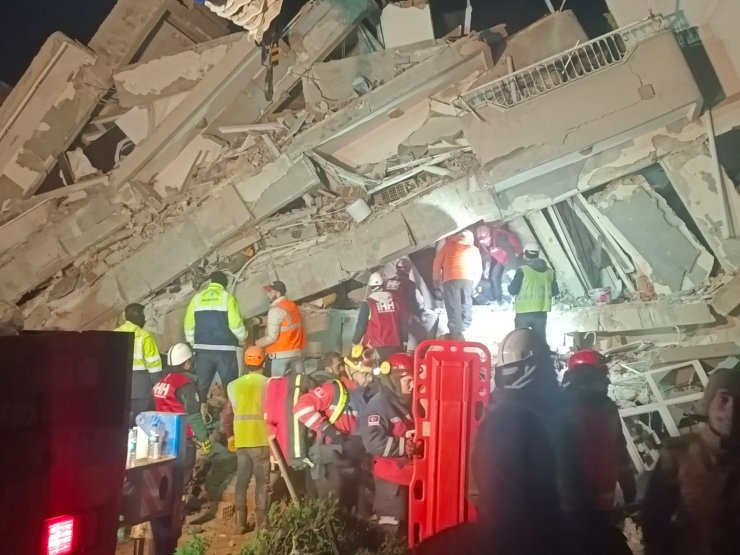 7 kişi için çalışılan enkazda, 100'üncü saatte mühendis yaralı kurtarıldı