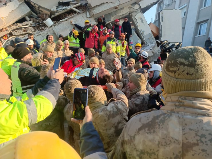 7 kişi için çalışılan enkazda, 100'üncü saatte mühendis yaralı kurtarıldı