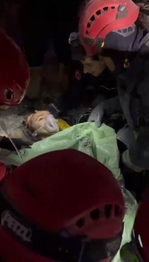 99 ve 101’inci saatlerde Maraş’ta iki kız kardeşi enkazdan canlı çıkarıldı