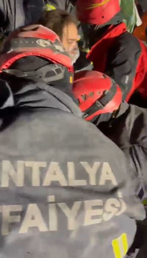 99 ve 101’inci saatlerde Maraş’ta iki kız kardeşi enkazdan canlı çıkarıldı