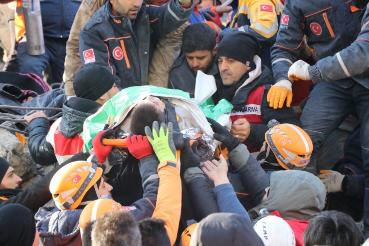 Bir mucize de Diyarbakır'dan! 101’inci saatte enkazdan sağ çıkarıldılar