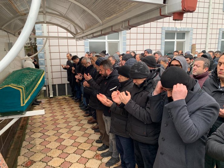 Depremde eşi ve 2 çocuğuyla yaşamını yitiren öğretmen toprağa verildi