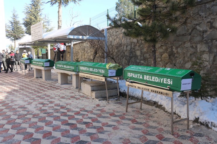 Depremde hayatını kaybeden 5 kişilik aile son yolculuklarına uğurlandı