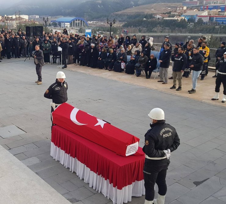 Depremde hayatını kaybeden polis memuru toprağa verildi
