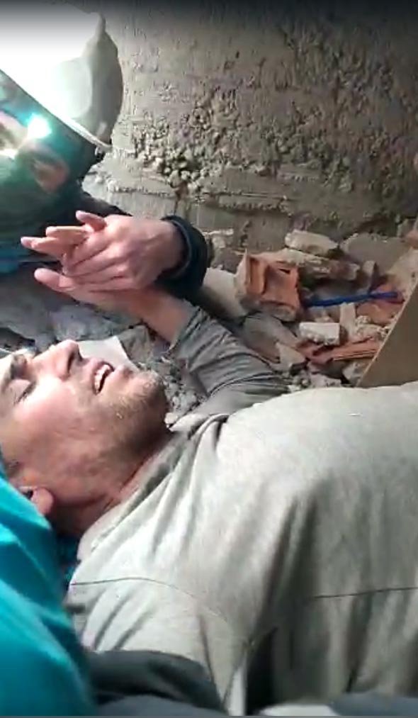 Depremin 103'üncü saatinde sağ çıkarıldı