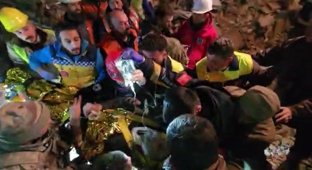 Depremin 112. saatinde enkaz altından kurtuluş