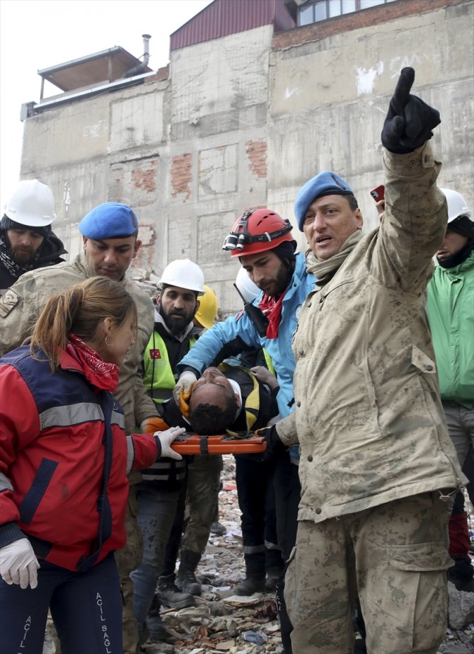Enkazdan 104 saat sonra çıkarılan depremzede, kurtarma ekibindeki askerin elini öptü