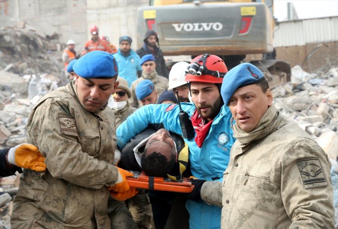 Enkazdan 104 saat sonra çıkarılan depremzede, kurtarma ekibindeki askerin elini öptü