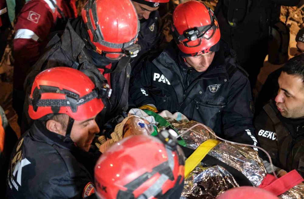 Kahramanmaraş'ta anne ve kızı depremden 92 saat sonra enkazdan kurtarıldı