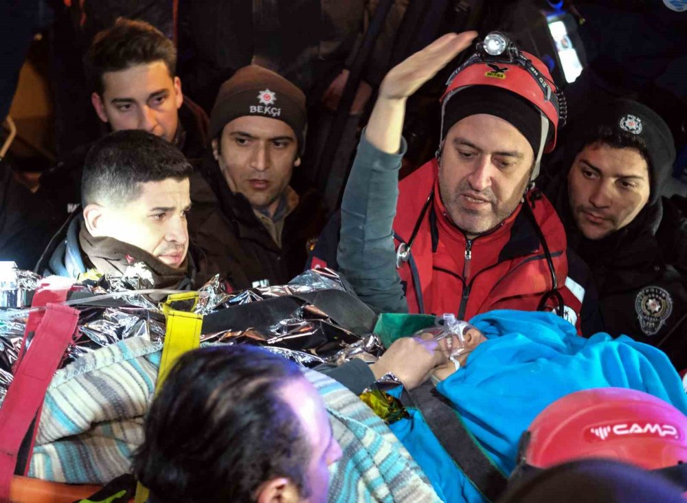 Kahramanmaraş'ta anne ve kızı depremden 92 saat sonra enkazdan kurtarıldı